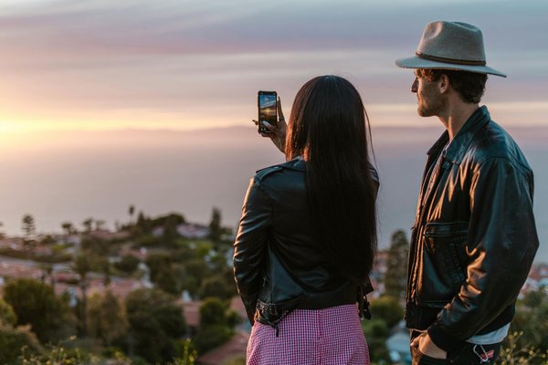 Découvrez le charme nocturne de Paris : Croisière inoubliable sur la Seine.